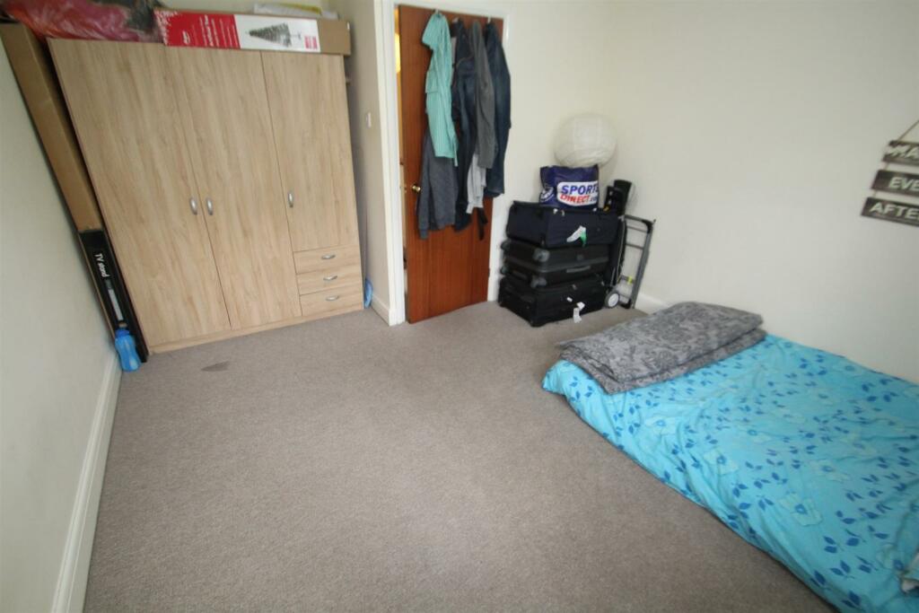 bedroom 1.JPG