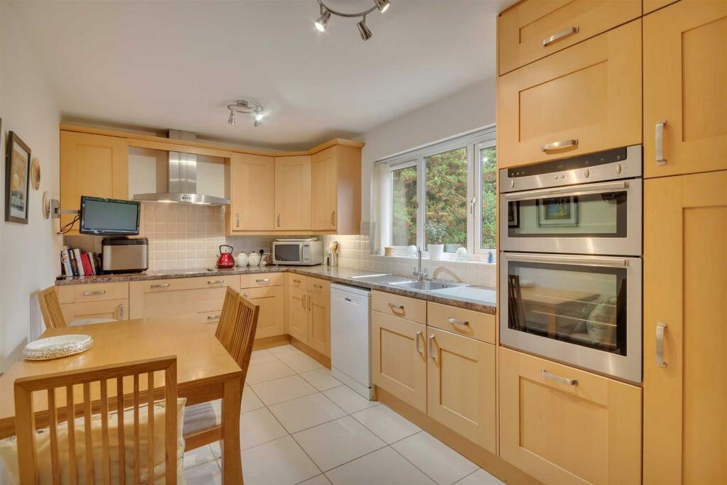 Kitchen/ Breakfast Room