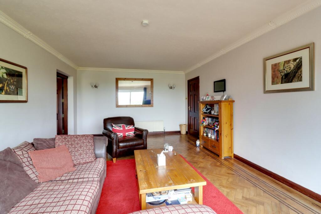 18. family room. jpg