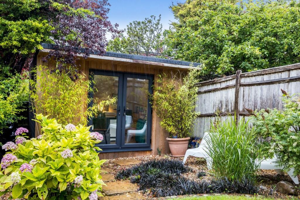 Queen Alexandra Avenue, 10-20.JPG