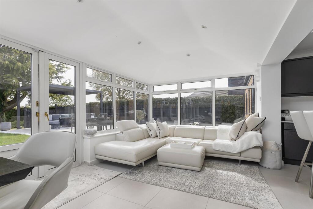 Mayfields, 1 Manor Close