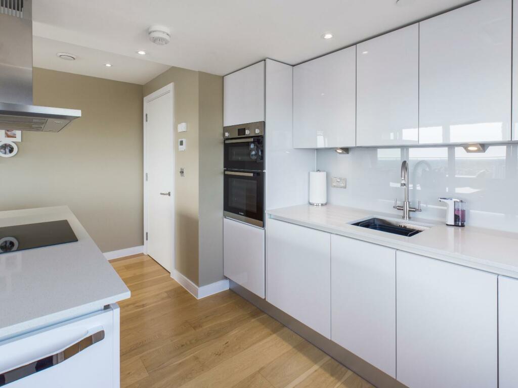 Kitchen 2.jpg