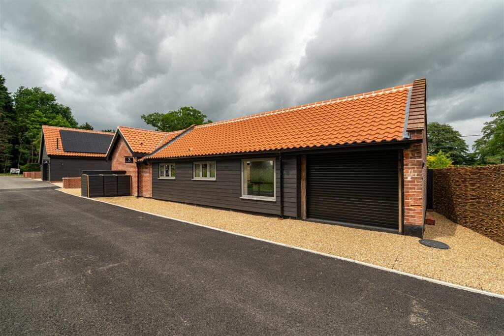front aspct and garage