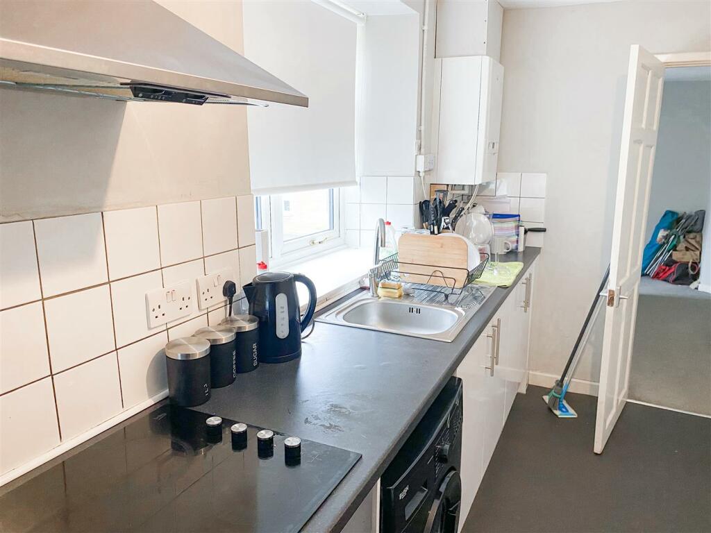 Kitchen 002.jpg