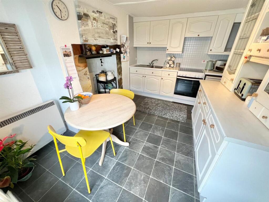 Kitchen/ Dining Room