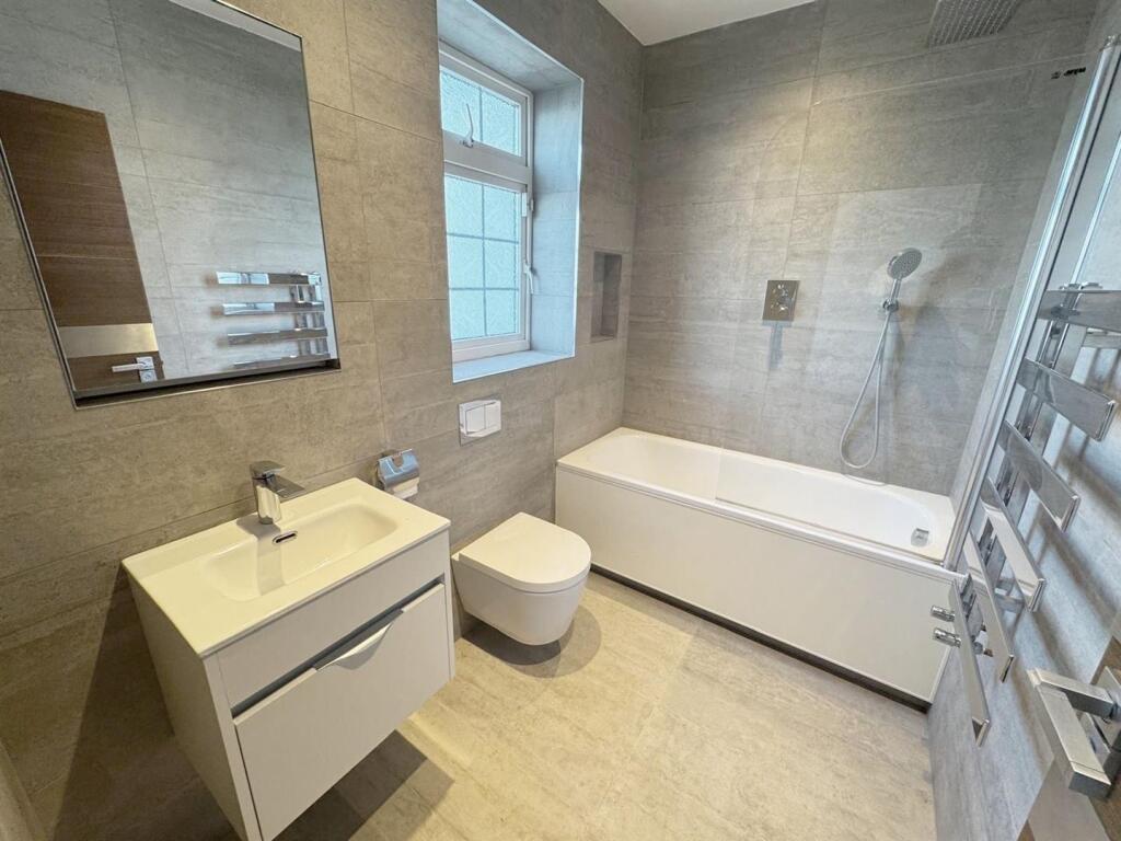 En-suite to bed 2.jpeg