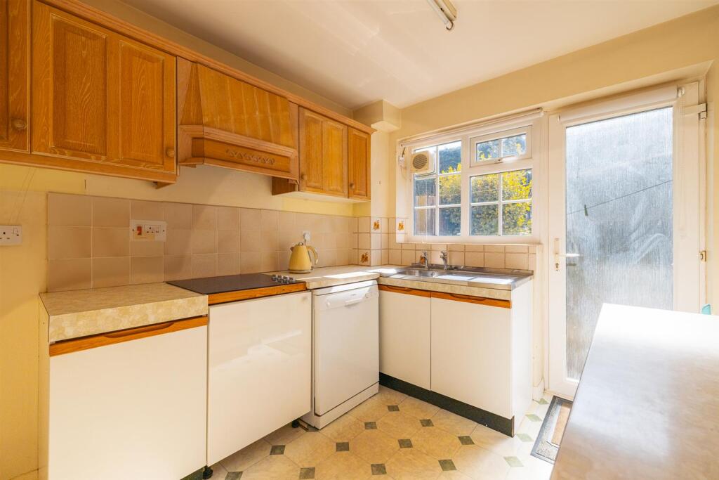 15 Old Farm Close-6.jpg