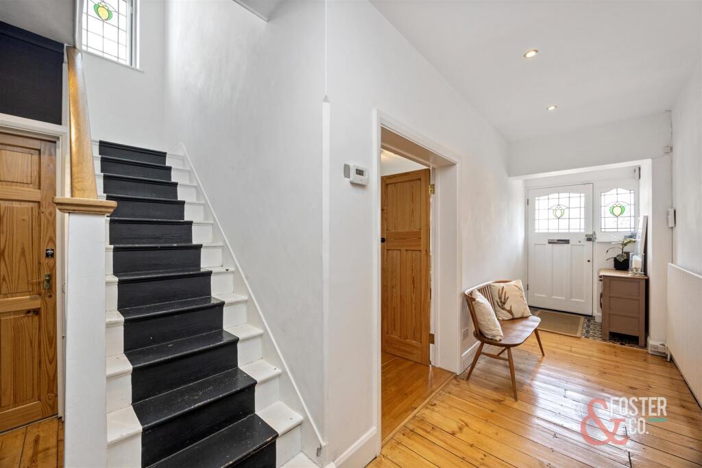 Amesbury Crescent, 4-018.jpg