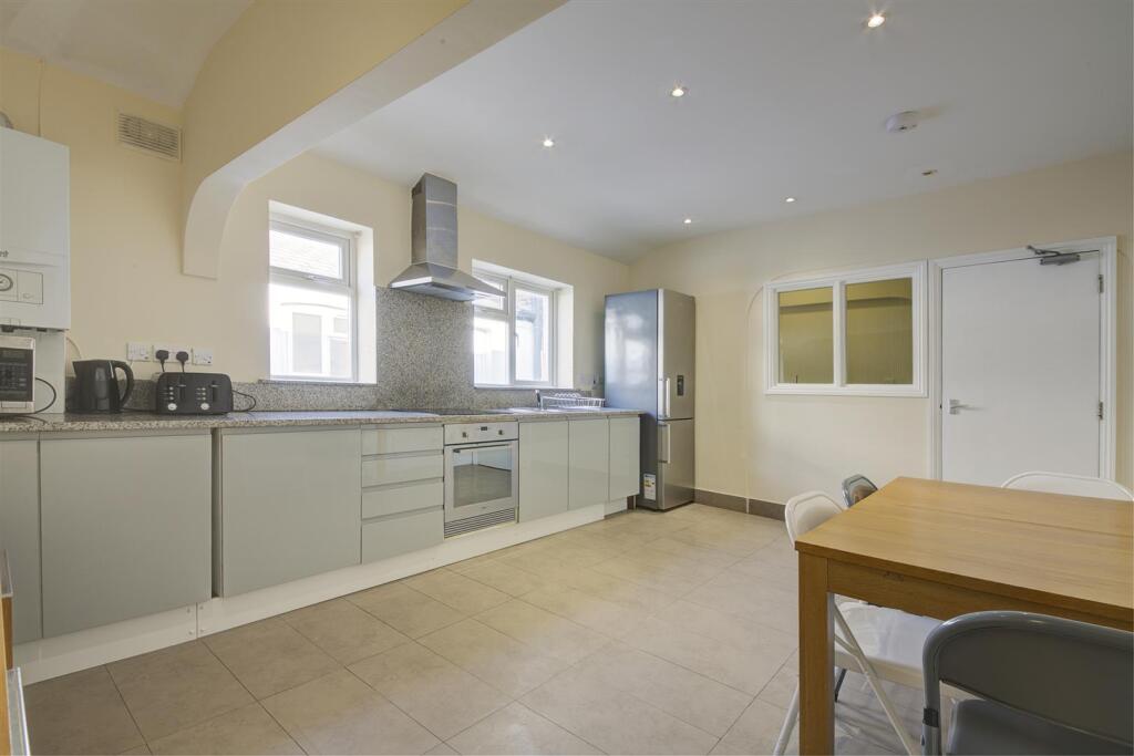 102a Tooting High Street kitchen 2.jpg