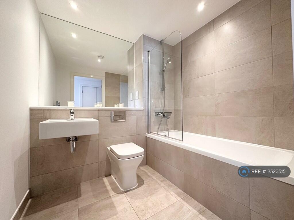 Main Bathroom 