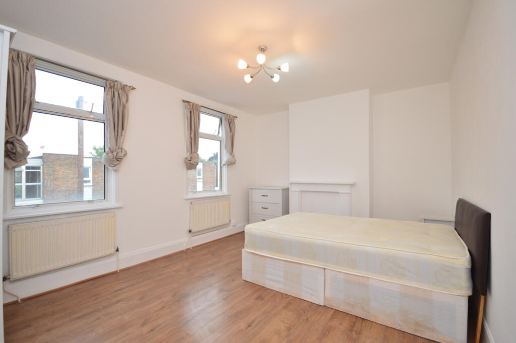 4 Double Bedroom Mid-terraced House
