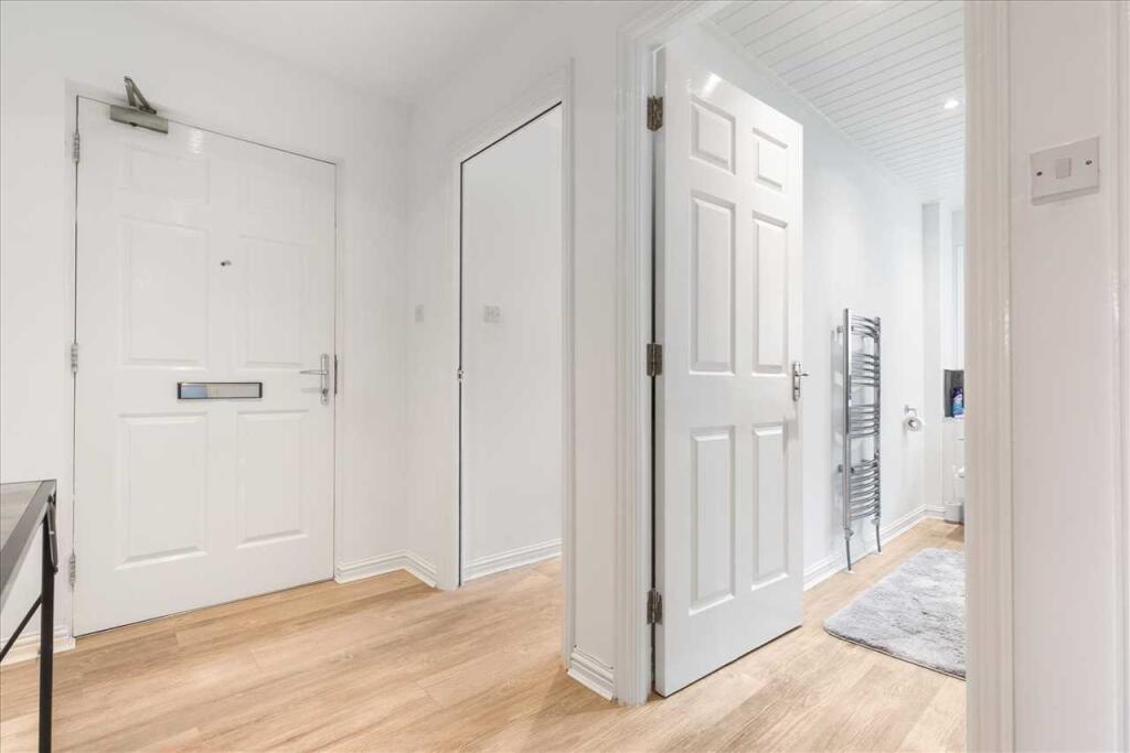 Entrance Hallway (2)