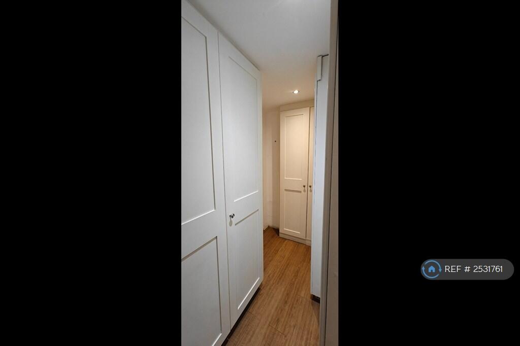 Room 1 - Walkin Closet