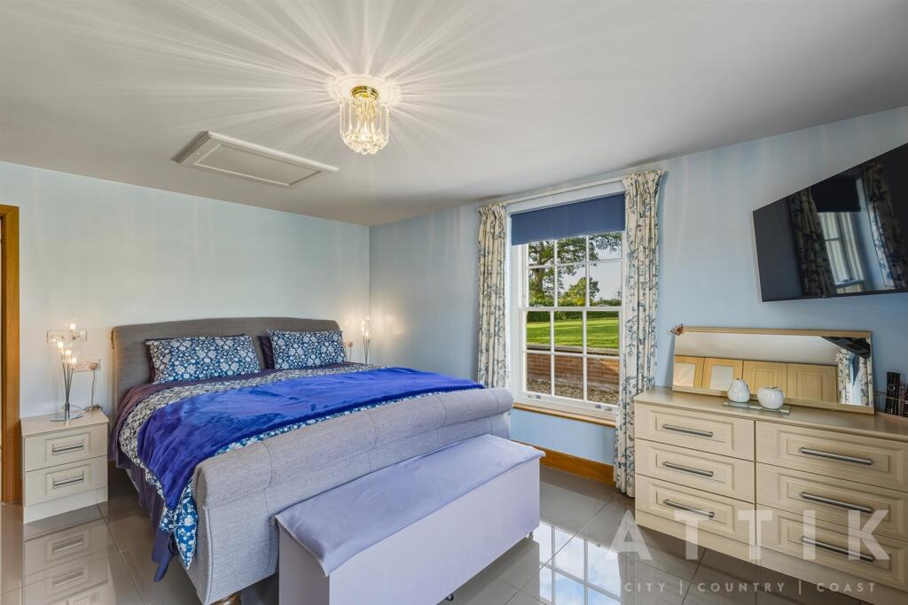 04 Master Bedroom.jpg