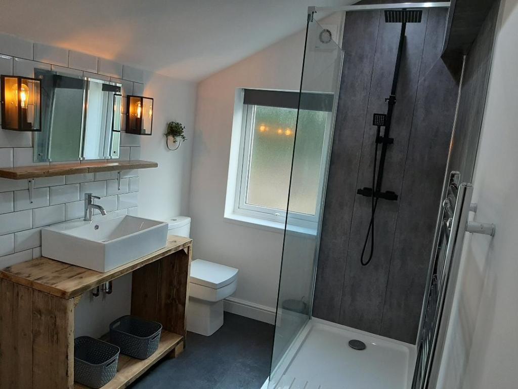Shared Bathroom a.jpg