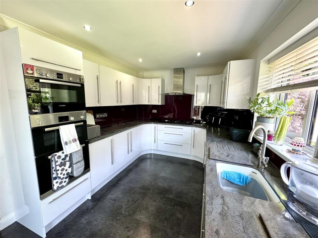 KITCHEN/BREAKFAST ROOM