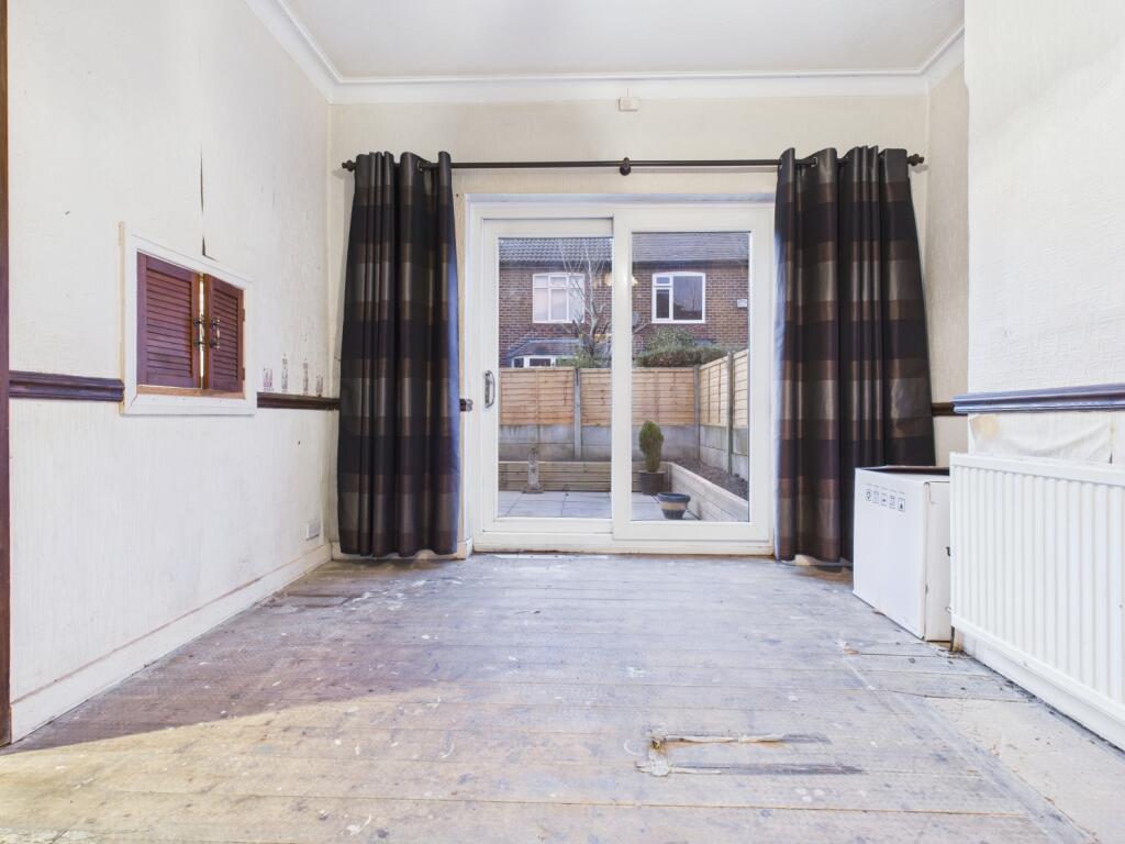 CAM03729G0-PR0204-STILL015