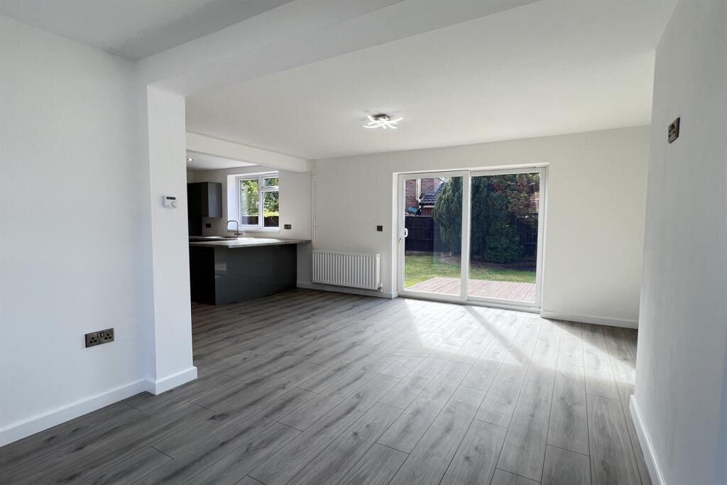 sitting to dining ar