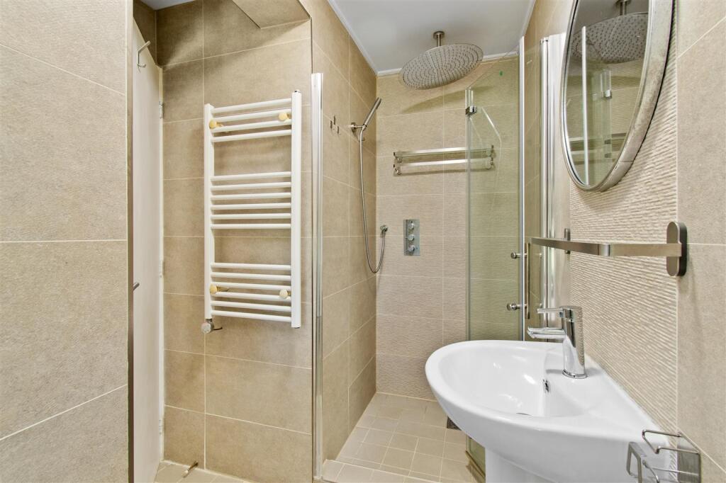 ensuite bed 3.jpg