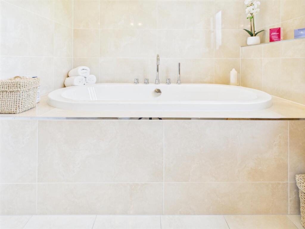 FAMILY BATHROOOM