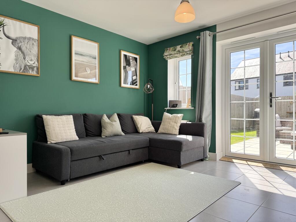 Spacious Sitting/Dining Room