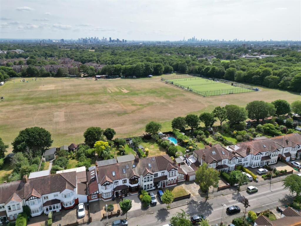 Cheyne Avenue, E18