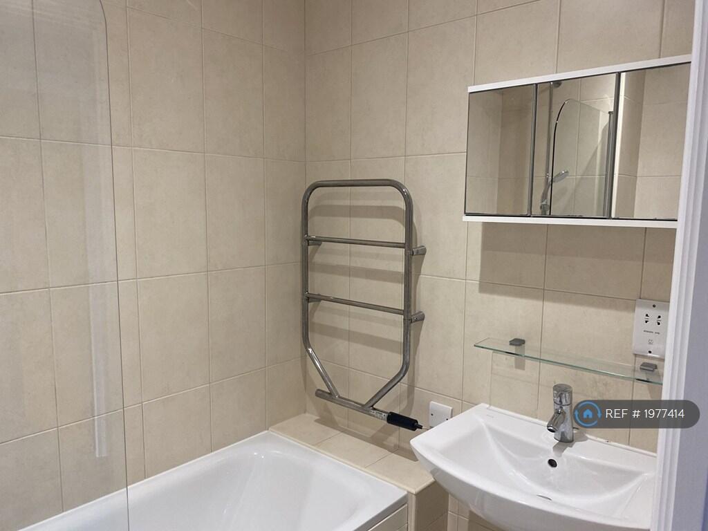 Main Bathroom 