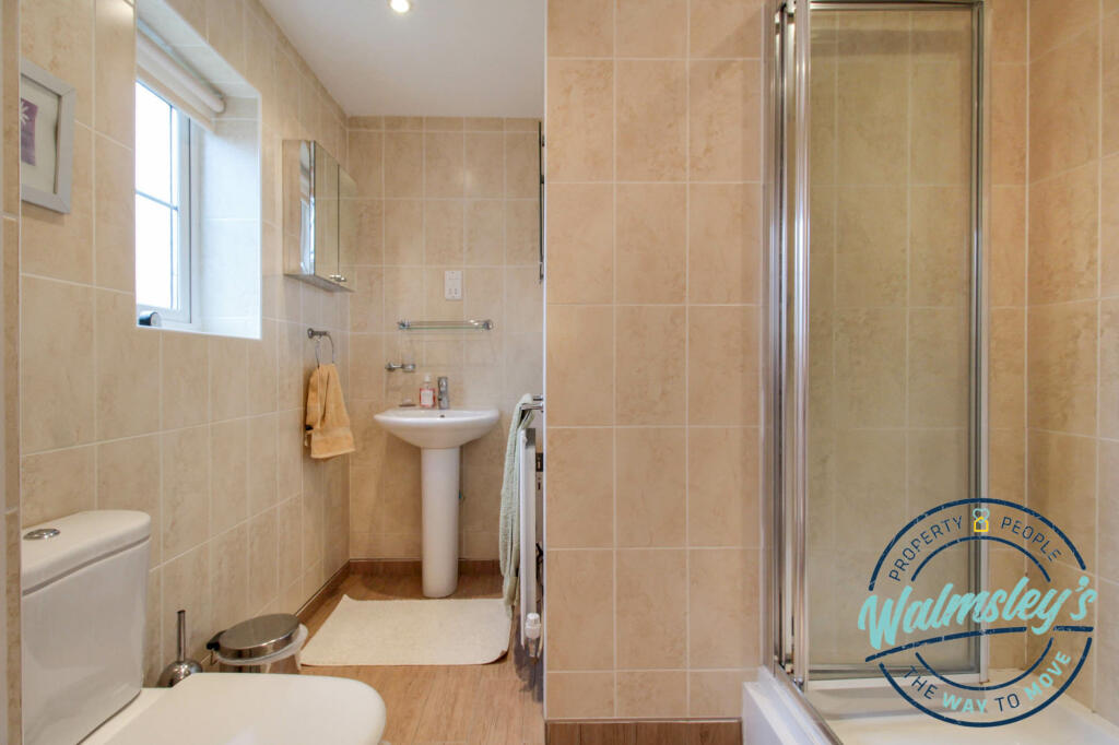 Ensuite to main bedroom