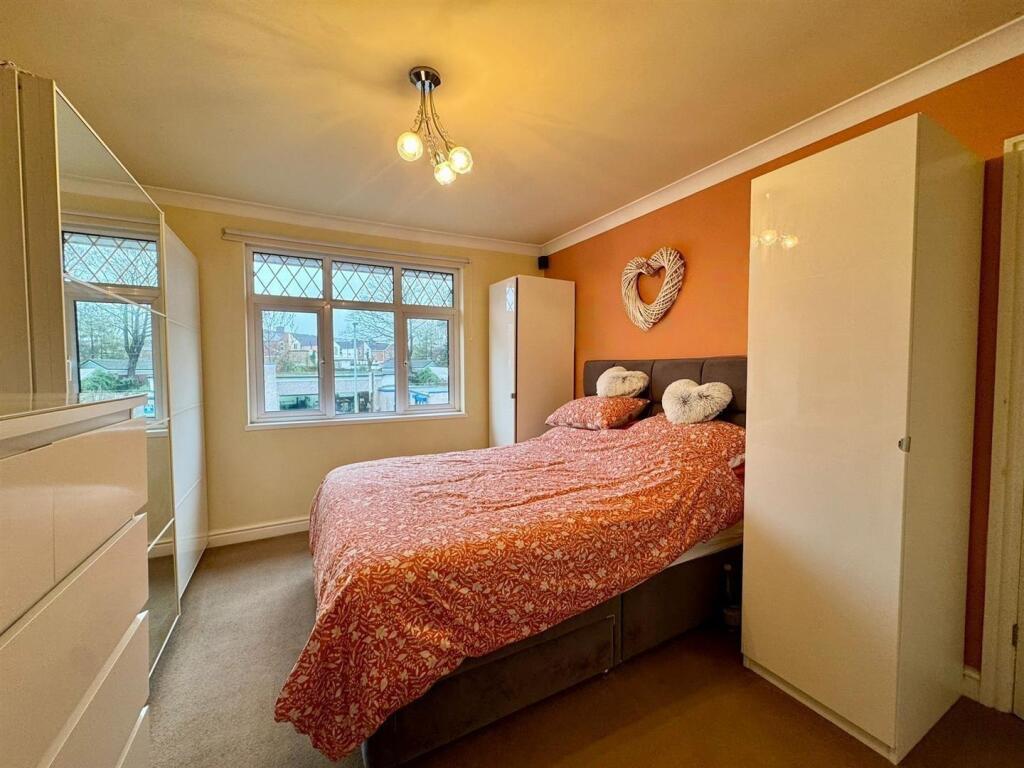 Master bedroom (2).jpg