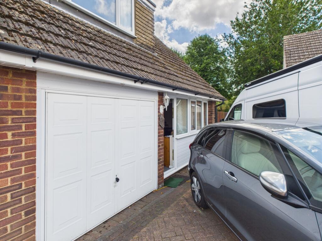 19. CAM04922G0-PR0051-STILL001