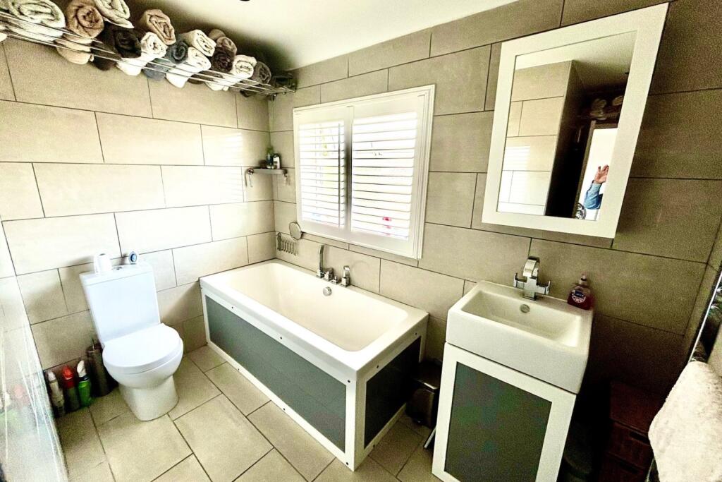 28 Park Avenue  bathroom NEW