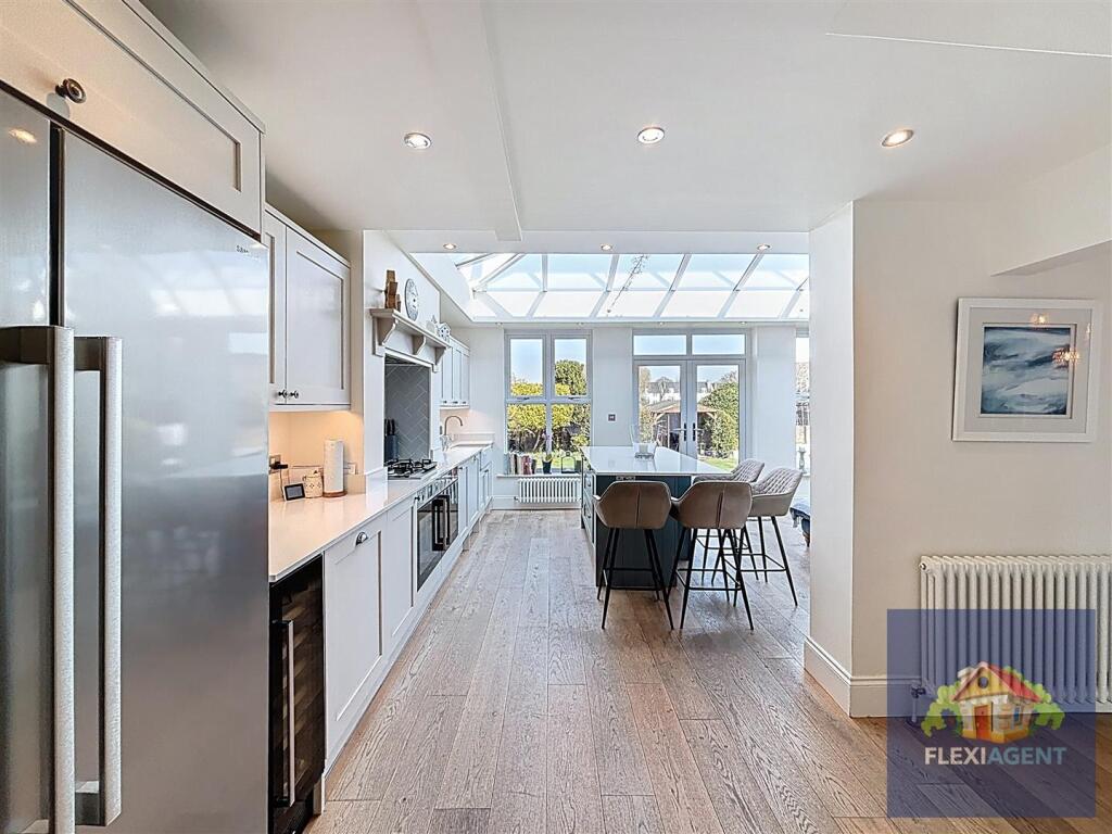Lounge / Kitchen