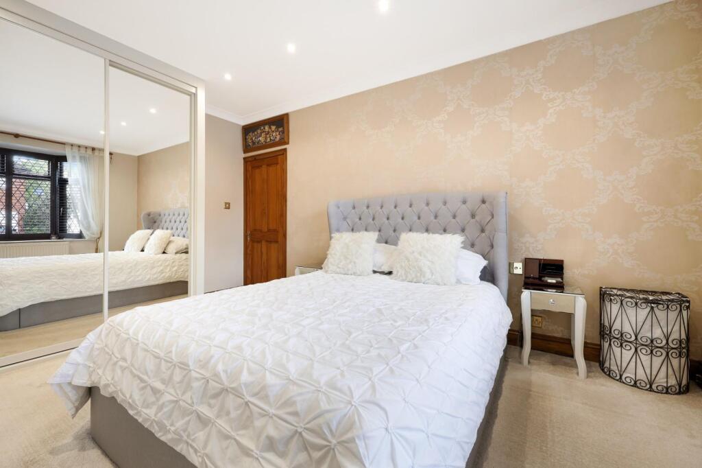 CHESTERFIELD ROAD 36 KT19 9QP (11).jpg