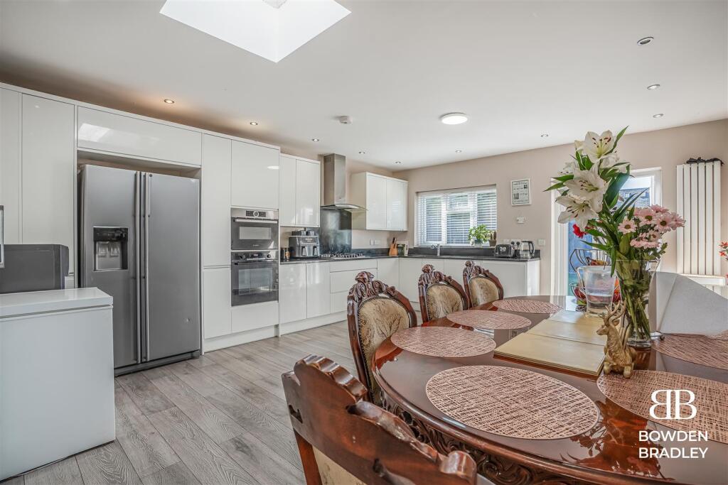 Kitchen/Dining Area