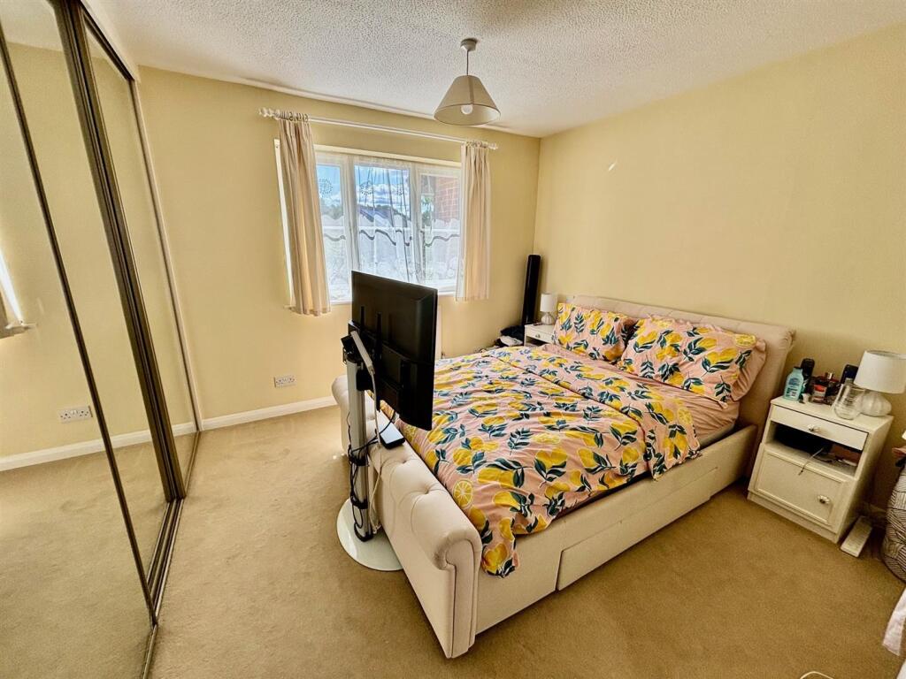 Bedroom 1a.jpg