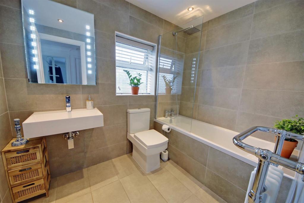 Family Bathroom.jpg