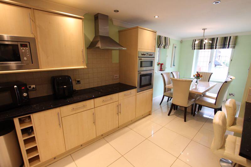 KITCHEN/DINING ROOM