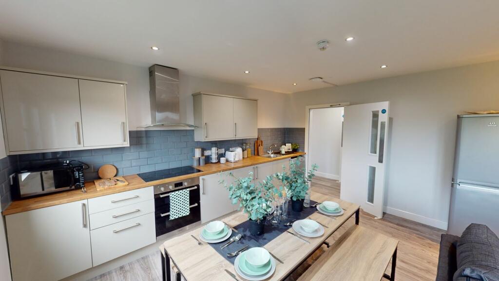Kitchen &amp; Dining