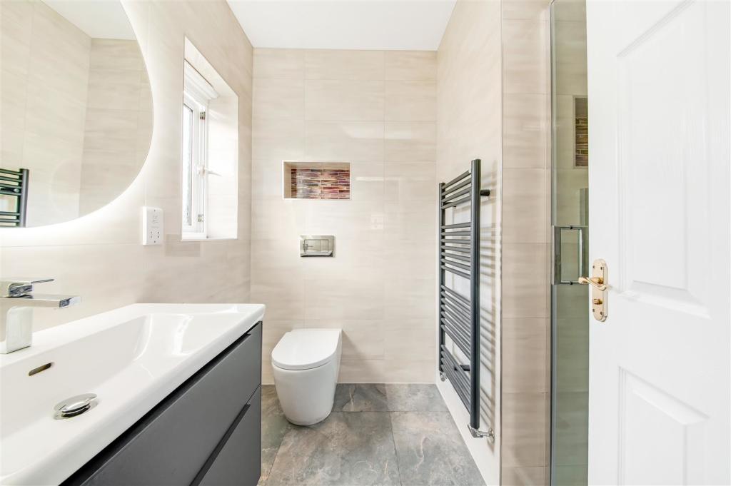EN-SUITE SHOWER ROOM