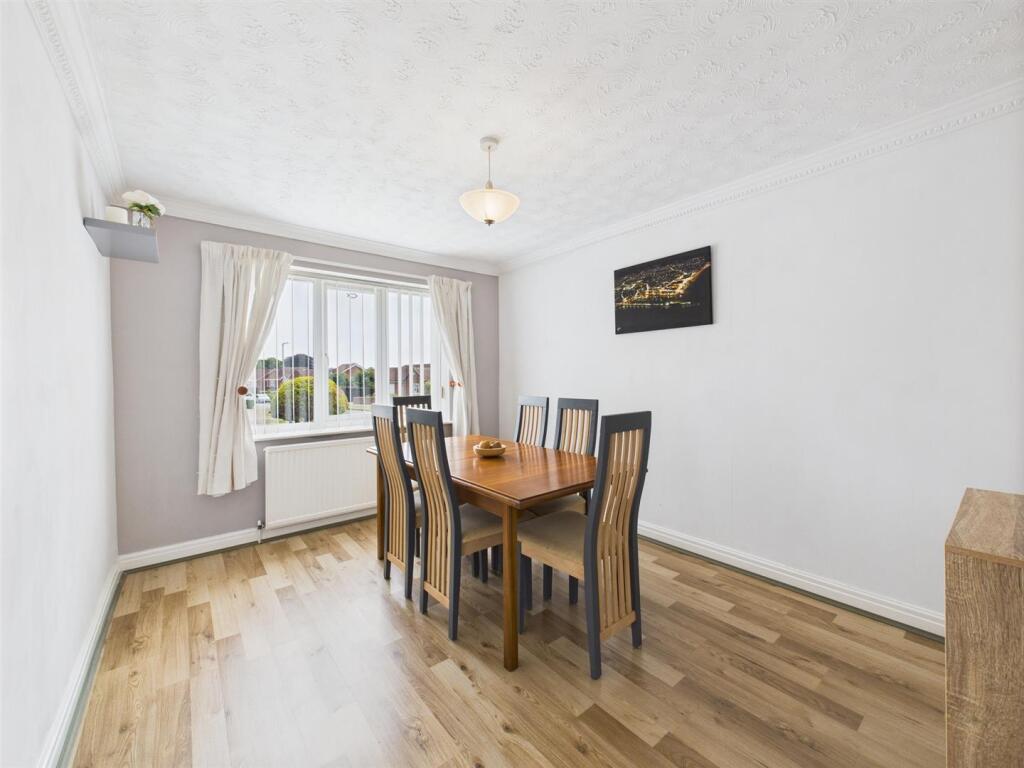 Dining room: