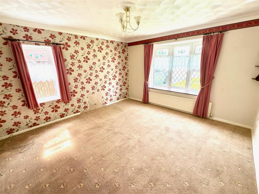 SITING ROOM OR BED 2.jpg