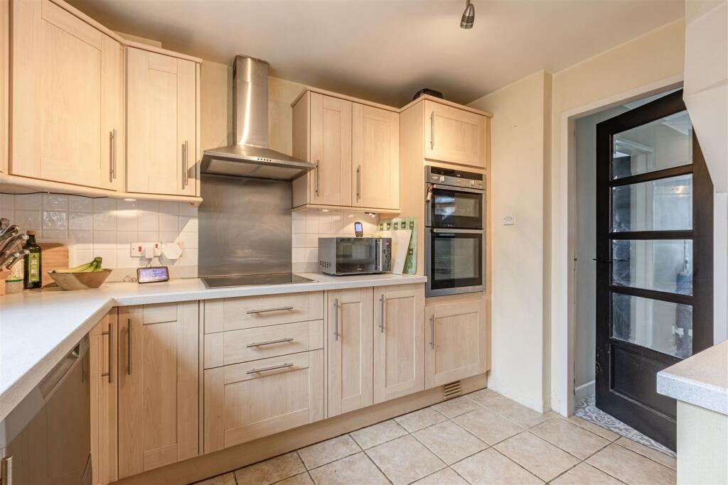 12 Gaveston Close, Byfleet, KT14 7HE - 16.jpg