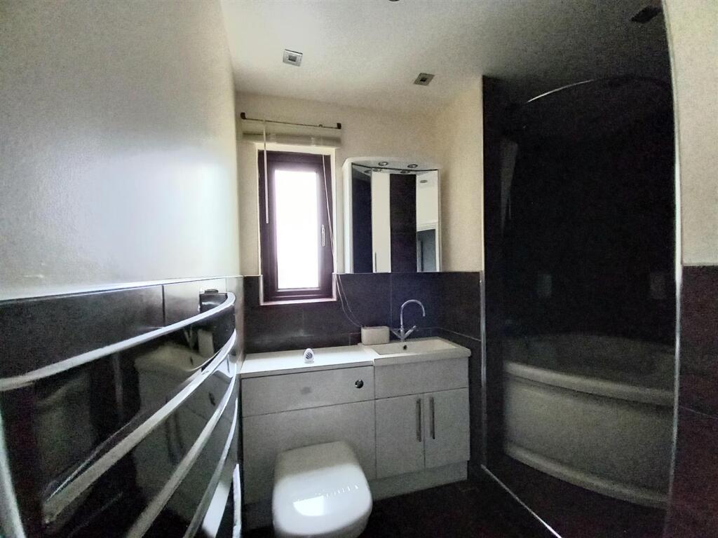 78 Clovelly Bathroom.jpg