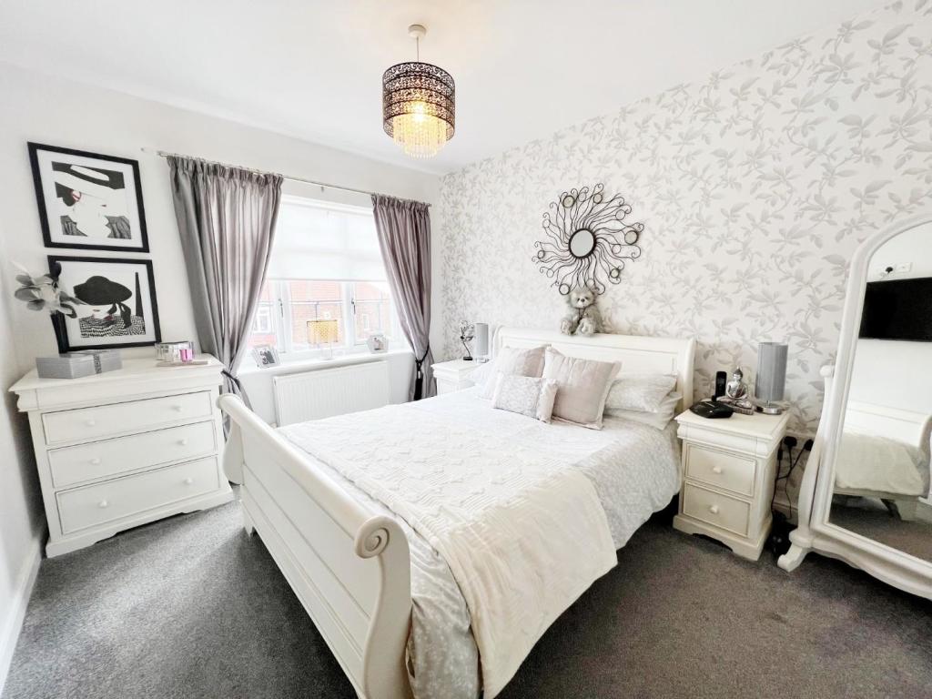 Bedroom 2 pic 1.jpg