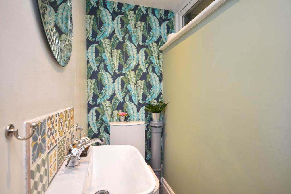 Down stairs toilet.JPG