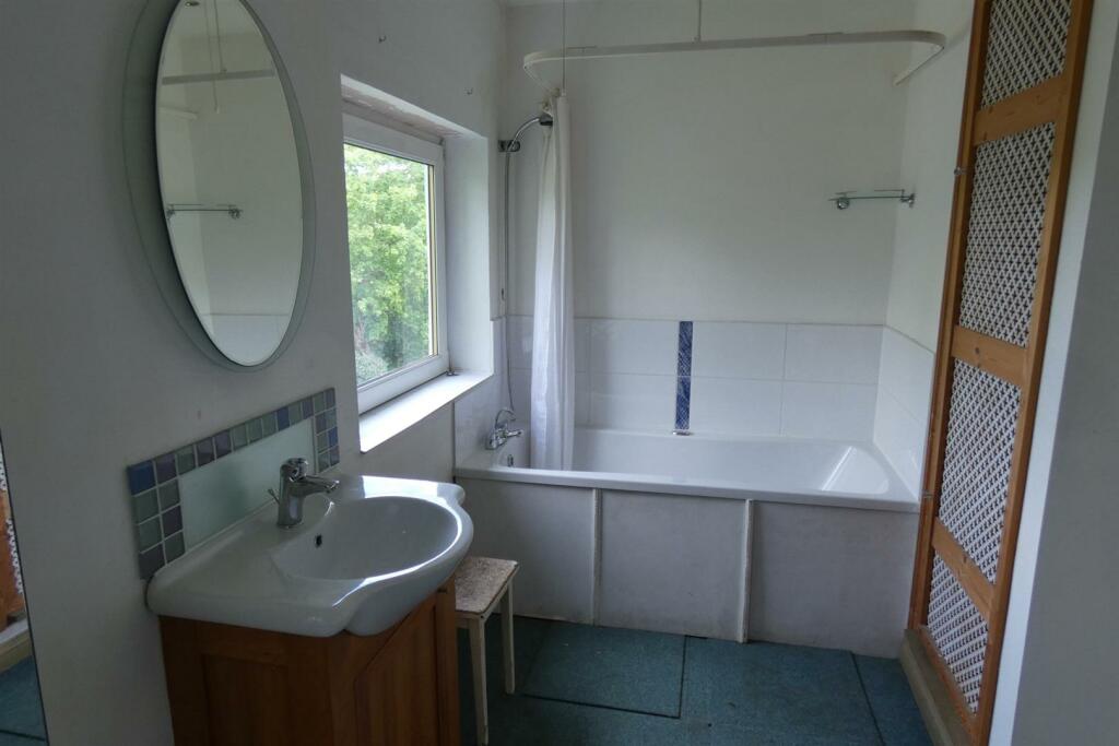 SPACIOUS BATHROOM