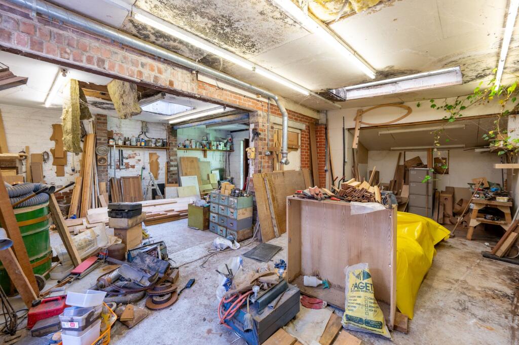 DETACHED REAR WORKSHOP IN THE GARDEN