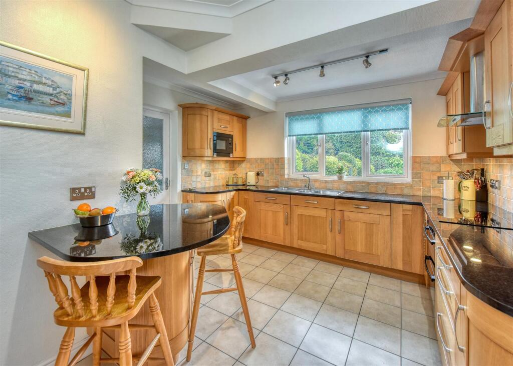 4 Springhill Park-Kitchen (3).jpg