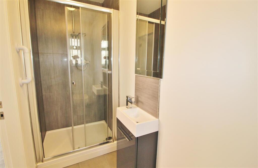 EN-SUITE SHOWER ROOM