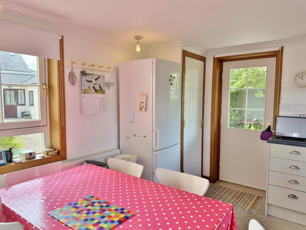 Wellingtonia dining area